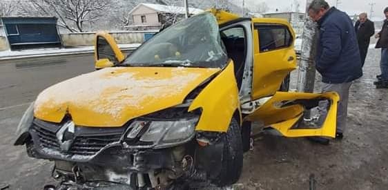 Ticari taksi direğe çarptı: 3 yaralı