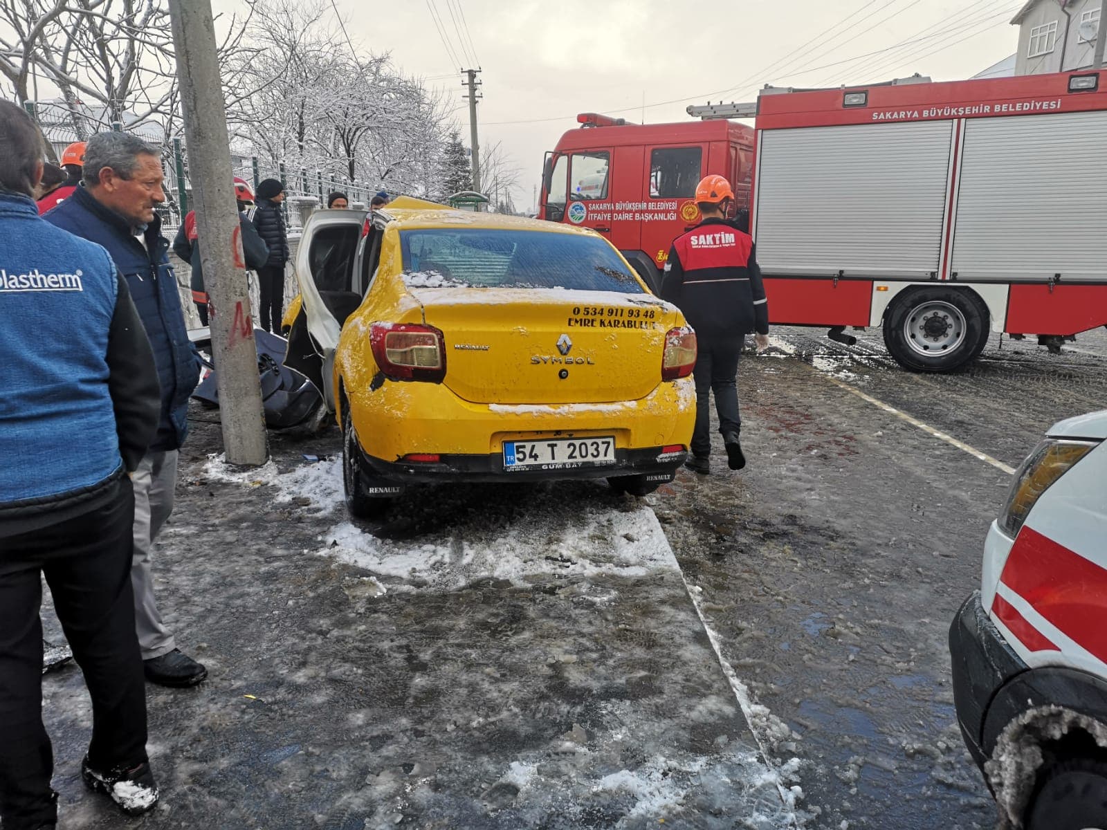 Ticari taksi direğe çarptı: 3 yaralı