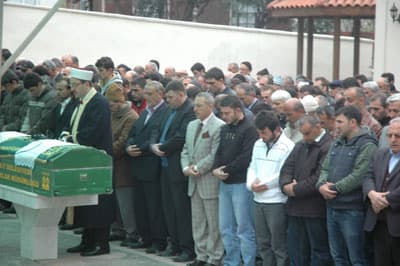 Babası Mezara, Annesi Cezaevine Gitti