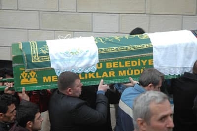 Babası Mezara, Annesi Cezaevine Gitti