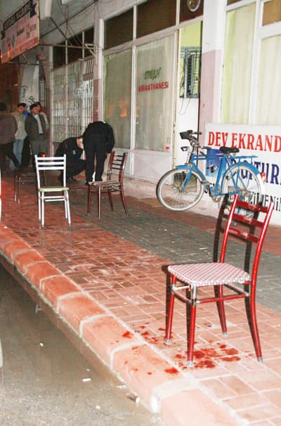 Akyazı'da Silahlar Konuştu: 2 Ağır Yaralı