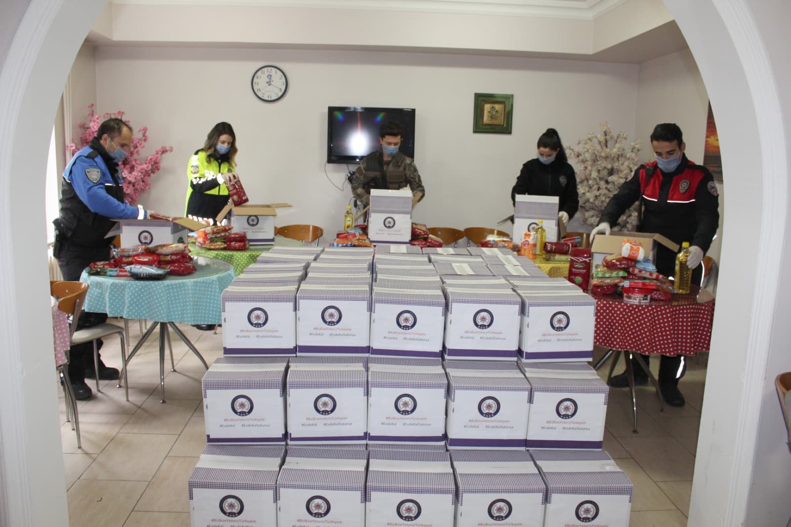 Sakarya polisi işsiz kalanlar için yardım kolisi hazırladı