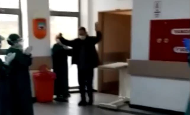 Sakarya'da koronayı yenen hastalar alkışlarla uğurlandı