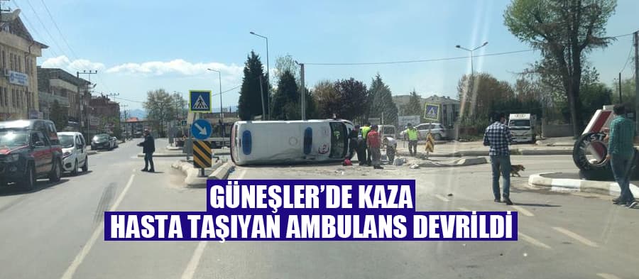 Ambulans kaza yaptı; ikisi sağlık personeli 3 yaralı