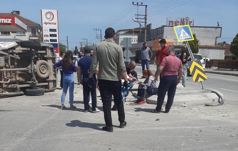 Ambulans kaza yaptı; ikisi sağlık personeli 3 yaralı