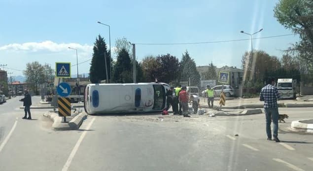 Ambulans kaza yaptı; ikisi sağlık personeli 3 yaralı