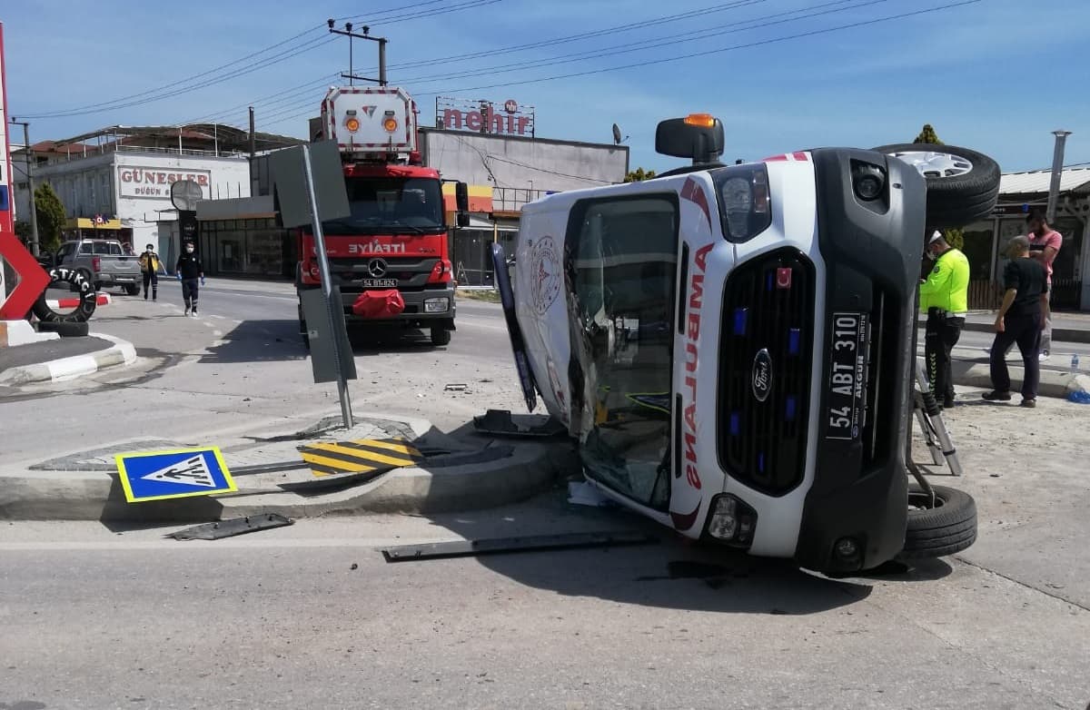 Ambulans kaza yaptı; ikisi sağlık personeli 3 yaralı