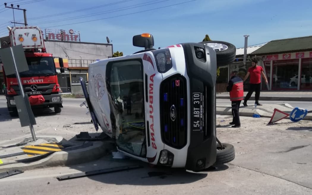 Ambulans kaza yaptı; ikisi sağlık personeli 3 yaralı