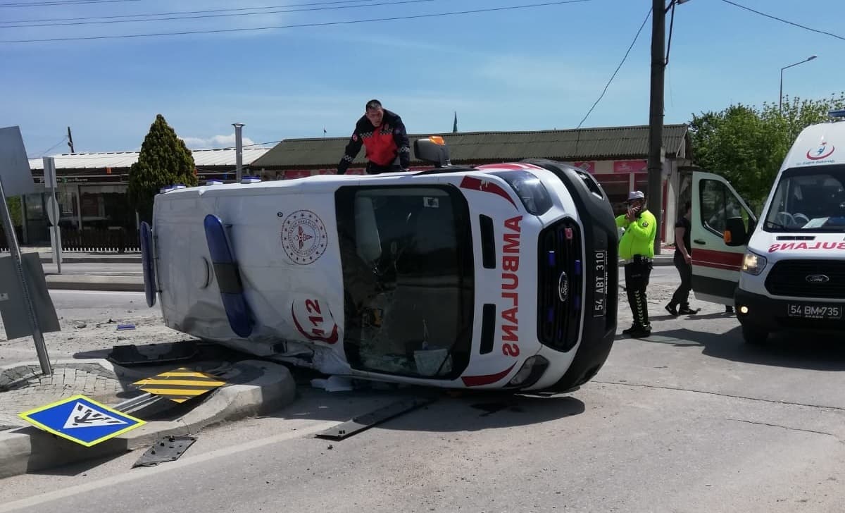 Ambulans kaza yaptı; ikisi sağlık personeli 3 yaralı