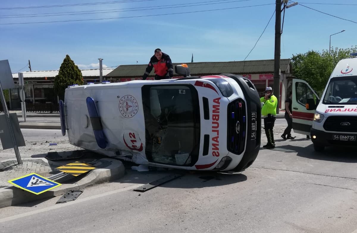 Ambulans kaza yaptı; ikisi sağlık personeli 3 yaralı
