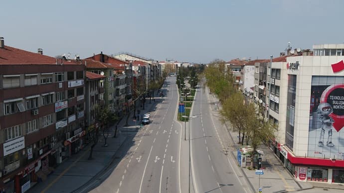 Yasağın ilk günü cadde ve sokaklar sessizliğe büründü