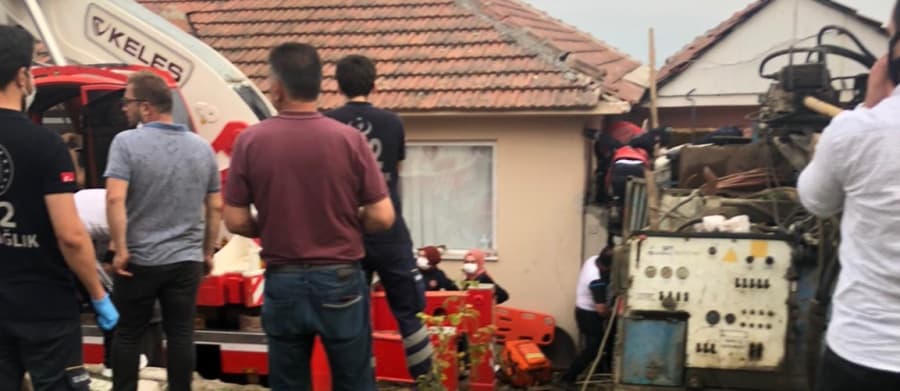 Kamyon evin üzerine uçtu; 1 ölü, 2 yaralı