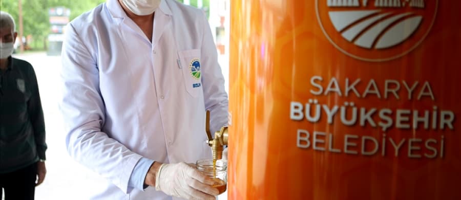 Ücretsiz bal ve süt dağıtıldı