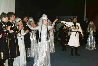 <font face="Arial" size="2">Erenler Belediye Başkanı Cavit &Ouml;zt&uuml;rk ise yaptığı konuşmada; &quot;<font color="#333399">Ulusal ve Egemenlik &Ccedil;ocuk Bayramının t&uuml;m ulusumuza ve geleceğimiz olan &ccedil;ocuklarımıza kutlu olsun&quot;</font> dedi.<br /><br /><strong>&Ccedil;ocuklar H&uuml;nerlerini Sergilediler</strong><br /><br />Y&uuml;cel Ballık İlk&ouml;ğretim Okulu &ouml;ğrencileri hazırladıkları &ccedil;eşitli ske&ccedil;leri oynadılar, şiirler okudular, folkl&ouml;r g&ouml;sterilerini de başarıyla sundular. Kalabalık izleyicinin bulunduğu salondan &ccedil;ok&ccedil;a alkış aldılar.</font>