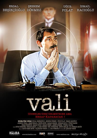 <p><font face="arial,helvetica,sans-serif" size="2">Filmin sonunda da vali Recep Yazıcıoğlu&rsquo;nun &ouml;l&uuml;m&uuml; canlandırılmış durumda. Filmdeki Vali Faruk Yazıcı da Denizli&rsquo;deki madenlerle ilgili gizli belgeleri Ankara&rsquo;ya bizzat ulaştırmaya &ccedil;alışırken yolda, T&uuml;rkiye &uuml;zerinde k&ouml;t&uuml; emelleri olan şer odakları tarafından sıkıştırılıp kaza yapmasına neden oluyor. Kazada vali &ouml;l&uuml;rken, beyaz perdeye gelen bilgide, valinin &ccedil;antasındaki belgelerin t&uuml;m aramalara rağmen bulunamadığı yazıyor.</font></p><p><font face="arial,helvetica,sans-serif" size="2">Filmde dış g&uuml;&ccedil;lerin ajanlarını Sabancı Holding'in ikiz kulelerine sokabildiği gibi, vali konağına da &ccedil;ok rahatlıkla girebildiği vurgulanıyor. <br /></font></p><p><font face="arial,helvetica,sans-serif" size="2">&Ouml;ld&uuml;r&uuml;len MTA m&uuml;hendisi &Ouml;mer'in babasının (Şemsi İnkaya) k&ouml;yden trenle gelmesi, &Ouml;mer'in kabrine k&ouml;yden getirdiği dere suyunu testiden d&ouml;kmesi ve &quot;<font color="#333399"><strong>Oğlum sen doğduğunda annenle, seni bu derenin suyunda yıkamıştık! Sen &uuml;lkenin toprağını &ccedil;ok sevdin ve bu toprak i&ccedil;in can verdin, &ccedil;ok sevdiğin toprağa d&uuml;şt&uuml;n!&quot; </strong></font>s&ouml;zleri filmin, seyirciye en duygu yoğunluğu yaşattığı anlardan. Usta oyuncu Şemsi İnkaya da Anadolu insanını, k&uuml;lt&uuml;r&uuml;n&uuml; ve k&ouml;yl&uuml; bir babanın arifane duruşunu m&uuml;kemmel bir bi&ccedil;imde canlandırmış.</font></p><p><font face="arial,helvetica,sans-serif" size="2" color="#333399"><strong>Nail Yurtsever&rsquo;in hazırladığı m&uuml;zikler, filme duygu katması ve seyirciyi sahneye &ccedil;ekmesi a&ccedil;ısından &ccedil;ok başarılı.</strong></font></p><p><font face="arial,helvetica,sans-serif" size="3">Digitech i&ccedil;in </font><a href="../../../others/firma.php?xnumber1=3764"><font face="arial,helvetica,sans-serif" size="3">tıklayın</font></a><font face="arial,helvetica,sans-serif" size="3">.</font></p>