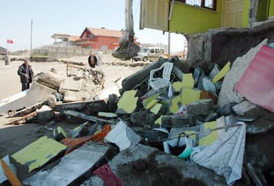 4 Yazlık Ev Daha Hırçın Dalgaların Kurbanı Oldu
