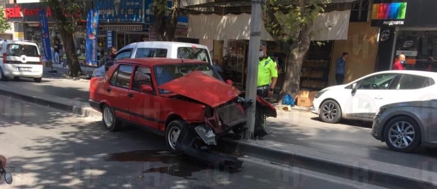 Gaz pedalı takıldı, direğe gömdü!