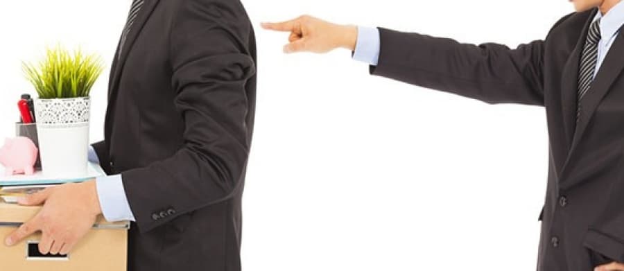 <p>&nbsp;</p>

<p>İddiaya g&ouml;re, &ccedil;alıştığı şirkette sabah 08.00 mesaisine yarım saat ge&ccedil; kalan akşam da mesaisinden 15 dakika erken &ccedil;ıkan iş&ccedil;i tazminatsız şekilde kovuldu. Soluğu İş Mahkemesi&#39;nde alan iş&ccedil;i, depo iş&ccedil;isi olarak &ccedil;alıştığını, davalı işveren tarafından iş s&ouml;zleşmesinin a&ccedil;ık ve kesin bir ifade olmadan sona erdirildiğini dile getirdi.</p>

<p>Mahkeme, iş s&ouml;zleşmesinin işveren tarafından haksız nedenle feshedildiğini ileri s&uuml;rerek, feshin ge&ccedil;ersizliğine, davacının işe iadesine ve yasal sonu&ccedil;larına karar verilmesini talep etti. Davalı işveren ise davacının iş s&ouml;zleşmesinin haklı nedenle sona erdirildiğini, davacının mazeretsiz olarak işe hi&ccedil; gelmediğini, yahut ge&ccedil; geldiğini veya g&ouml;rev yerini terk ettiğini, fesih işleminin usul&uuml;ne uygun şekilde ger&ccedil;ekleştirildiğini, davacının iş s&ouml;zleşmesinin haklı ve ge&ccedil;erli nedenle feshedildiğini savunarak davanın reddini istedi.</p>

<p>&quot;Fesih &ouml;l&ccedil;&uuml;l&uuml; olmamıştır&quot;</p>

<p>Mahkeme; davalı işverenin yapmış olduğu fesih işleminde feshin son &ccedil;are olma ilkesine uyulmadığı gerek&ccedil;esiyle davanın kabul&uuml;ne karar verdi. Kabul kararına karşı davalı avukatı istinaf başvurusunda bulundu. B&ouml;lge Adliye Mahkemesi Hukuk Dairesi davalı avukatının istinaf başvurusunu esastan reddetti. Gerek&ccedil;eli kararda; davacının 08.00&#39;de başlayan vardiyaya 08.35 ve 09.00&#39;da işbaşı yapması eylemlerinin iş akdi feshini gerektirir ağırlıkta olmadığı, davalı işverence bu eylemler nedeniyle işleyişin ne şekilde olumsuz etkilendiği hususunun ispatlanamadığı, fesih işleminin &ouml;l&ccedil;&uuml;l&uuml; olmadığı belirtildi. Kararı davacı iş&ccedil;i temyiz edince devreye Yargıtay 9. Hukuk Dairesi girdi.</p>

<p>&quot;İşe zamanında gelecekti&quot;</p>

<p>Yargıtay kararında, iş&ccedil;inin işe ge&ccedil; gelip erken &ccedil;ıktığına dair tutanak tutulduğuna dikkat &ccedil;ekti. Davacının savunma vermediği ve davacıya bu nedenle 2 g&uuml;nl&uuml;k &uuml;cretten kesme cezası ve ihtar verildiği, davacının belirtilenlerin doğru olmadığına ilişkin savunma verdiği hatırlatıldı. Kararda; &quot;Davacıya ihtar verildiği, iki g&uuml;n işe ge&ccedil; geldiği belirtilerek (08.00-16.00 vardiyasına 08.35 ve 09.00&#39;da geldiği) tutanak tutulduğu, davacının savunma vermediği, 17.10.2016 tarihli ihtarname ile davacının iş akdinin feshedildiği anlaşılmıştır. Davalı iş yerinin &ouml;zelliği ve yapılan işin gereği kesintisiz &ccedil;alışılması gereken işyerinde mazeretsiz devamsızlıklar yaparak olumsuzluklara yol a&ccedil;an davacının iş akdinin feshinin ge&ccedil;erli nedene dayandığı anlaşılmakla davanın reddi gerekirken yanılgılı değerlendirme ile yazılı şekilde karar verilmesi bozmayı gerektirmiştir. İş Mahkemesi ve B&ouml;lge Adliye Mahkemesi&#39;nin kabul y&ouml;n&uuml;ndeki kararı bozularak ortadan kaldırılmıştır. Feshin ge&ccedil;erli nedene dayandığı anlaşıldığından davanın reddine karar verilmiştir&quot; denildi.</p>