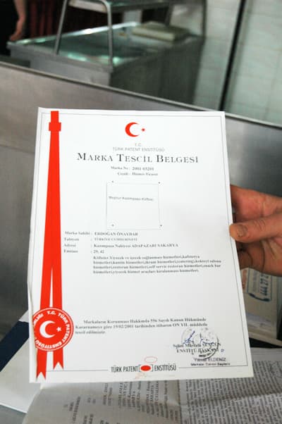 <p><font face="arial,helvetica,sans-serif" size="2"><strong>Hukuk S&uuml;recini Anlattı<br /></strong><br />Erdoğan &Ouml;naydar'ın oğlu Fatih &Ouml;naydar, sekiz&nbsp; yıl s&uuml;ren hukuk m&uuml;cadelesini kazanmanın sevincini yaşarken, yaşadıkları hukuk s&uuml;recini anlattı. 2001 yılında T&uuml;rk Patent Enstit&uuml;s&uuml;'ne m&uuml;racaatla Kazımpaşa K&ouml;ftesi markasını tescil ettirdiklerini anlatan &Ouml;naydar, şunları s&ouml;yledi: &quot;</font><font size="2"><font face="arial,helvetica,sans-serif"><font color="#333399">Tescili yaptıktan sonra markamızı da korumak istedik. Bununla alakalı olarak bizim markamızı kullananlar hakkında yasal işlem başlattık. Kazımpaşa K&ouml;ftesi markasını kullanan işyerleri de markanın iptali i&ccedil;in dava a&ccedil;tı. Sakarya 3. Asliye Hukuk Mahkemesi de markanın iptali &uuml;zerine karar verdi. Biz de davayı Yargıtay'a taşıdık. Yargıtay 11. Hukuk Dairesi kararı bozarak bizi haklı buldu. 3. Asliye Hukuk Mahkemesi de, bu sefer Yargıtay'ın kararına uydu. Sekiz yıldır s&uuml;ren hukuk m&uuml;cadelesinde markamızı savunmak i&ccedil;in uğraştık. Bundan sonraki s&uuml;re&ccedil;te de markamızı kullanmak isteyenler hakkında yasal işlem i&ccedil;in başvuracağız.&quot;&nbsp;</font></font></font></p><p><font size="2"><font face="Arial"><strong>Almanya'da Şube A&ccedil;acağız<br /><br /></strong>Meşhur Kazımpaşa K&ouml;ftesi'ni Avrupa'ya taşıyacaklarını belirten &Ouml;naydar, ş&ouml;yle konuştu:<font color="#333399"> &quot;Almanya'nın Regensburg şehrinde g&ouml;r&uuml;şmelerimiz s&uuml;r&uuml;yor. Orada bir şube a&ccedil;ma niyetindeyiz. Ar-Ge &ccedil;alışmaları bittikten sonra bunu değerlendireceğiz. &Ouml;nce T&uuml;rkiye'de markamızı tanıtacağız. Daha sonra yurt dışına &uuml;r&uuml;n&uuml;m&uuml;z&uuml; tanıtacağız.&quot;</font></font></font></p>