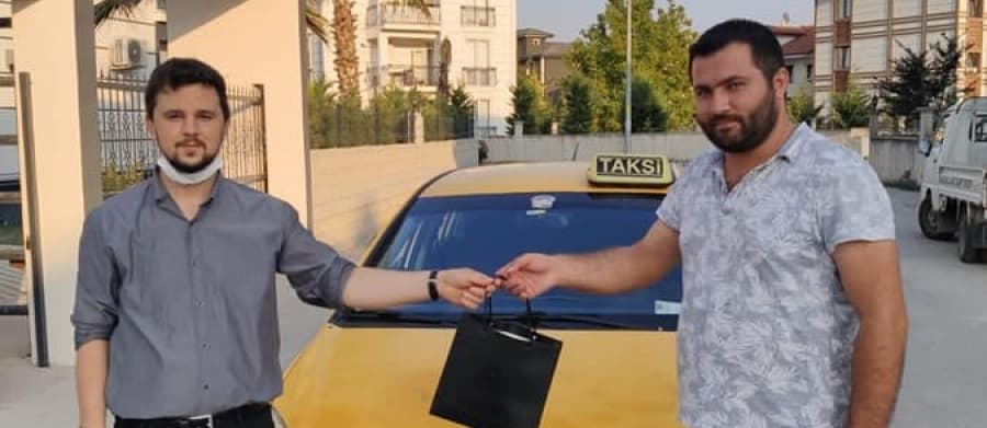 Müşterisinin unuttuğu altınları teslim etti