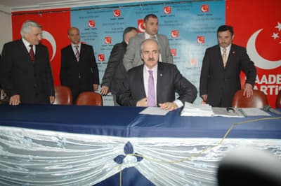 <font face="Arial" size="2">Ermenistan sınır kapısının mevcut koşullar &ccedil;er&ccedil;evesinde a&ccedil;ılmaması gerektiğini ifade eden Kurtulmuş,<font color="#333399"> &quot;Ermeni sınır kapsının a&ccedil;ılması meselesine gelince. Ortada 24 Nisan Obama'nın yaptığı bir konuşma var. Bize dedi ki bu konuları halledeceğiz hi&ccedil; merak etmeyin. Ayağının tozuyla gider gitmez. Orada b&uuml;y&uuml;k felaket lafını s&ouml;yledi. B&uuml;y&uuml;k felaket Ermeni literat&uuml;r&uuml;nde soykırımdan daha ağır bir s&ouml;zd&uuml;r. &Ccedil;ok b&uuml;y&uuml;k bir felaket olmuştur, Hz. İsa'nın &ccedil;armıha gerilmesine telmih vardır. T&uuml;rkiye Ermeni sınır kapısını a&ccedil;acak, yapılan pazarlık bu. Ama ne Obama bizi rahatlatacak bir şey s&ouml;yl&uuml;yor ne de Ermeni diasporası bu konuda geri adım atıyor. Maalesef başbakan ve cumhurbaşkanı yine farklı davrandı. T&uuml;rkiye, bu konuda Amerika y&ouml;netimi tarafından kandırıldı ve aldatıldı. &Ouml;n&uuml;m&uuml;zdeki g&uuml;nlerde T&uuml;rkiye'yi ciddi sıkıntı bekliyor. Bu Ermeni meselesi nedeniyle. Bize soykırımdan bahseden egemen g&uuml;&ccedil;ler, başlarını kaldırıp baksınlar daha d&uuml;n olan Hocalı katliamına. Azeri kardeşlerimiz d&uuml;nya g&ouml;z&uuml; &ouml;n&uuml;nde katledildi. Hi&ccedil; kimsenin kılı kıpırdamadı. &Ouml;ncelikle bu katliamı g&ouml;r&uuml;n. Birleşmiş Milletler stat&uuml;s&uuml;ne g&ouml;re Azerbaycan toprağı Dağlık Karabağ Ermenistan işgali altında. Evet Ermenistan sınır kapısını a&ccedil;alım. &Ouml;nce Ermenistan Dağlık Karabağ'daki işgali sona erdirsin. Ben yeni dostlar edineceğim diye benim ebedi ve ezeli ırktaşım olan Azerileri k&uuml;&ccedil;&uuml;k d&uuml;ş&uuml;receğim ve onların topraklarını işgal eden &uuml;lkeyle hi&ccedil; bir problem yokmuş gibi işbirliği yapacağım. B&ouml;yle birşey olmaz&quot;</font> dedi.<br /><br />Kurtulmuş daha sonra parti g&ouml;revlisinin nikahına gitmek i&ccedil;in Sapanca il&ccedil;esine harekete etti.&nbsp; </font>
