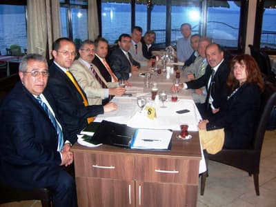 <p><font face="arial,helvetica,sans-serif" size="2">Uluslararası Sapanca Şiir&nbsp; Akşamları&rsquo;nın daha zengin bir programla sanatseverlerin karşısına &ccedil;ıkmasını arzulayan d&uuml;zenleme kurulu &uuml;yeleri, yaptıkları her toplantıyla 3 g&uuml;nl&uuml;k programın &ouml;nceki yıllara g&ouml;re daha da iyi olması i&ccedil;in ince eleyip sık dokuyor. <br /><br /></font><font face="arial,helvetica,sans-serif" size="2">Uluslararası Sapanca Şiir Akşamları&rsquo;nın her yıl daha da olgunlaşan bir programla sanatseverlerin ilgisine sunulan ve artık &ccedil;ok ciddi d&uuml;zeyde kurumsallaşan bir etkinlik olduğunu ifade eden Sapanca Kaymakamı Osman SARI ve Sapanca Belediye Başkanı İbrahim USLU, K&uuml;lt&uuml;r ve Turizm Bakanlığımız, Sakarya Valiliğimiz, Sapanca Kaymakamlığımız, Sakarya B&uuml;y&uuml;kşehir Belediye Başkanlığımız ve Sapanca Belediye Başkanlığımızın ile diğer sponsorlarımızın koordineli &ccedil;alışmalarıyla ve g&ouml;sterdikleri ilgileriyle belli bir olgunluk d&uuml;zeyine y&uuml;kselen Uluslararası Sapanca Şiir Akşamları&rsquo;na bu yıl Sakarya ve Kocaeli Kırım T&uuml;rkleri Dernekleri&rsquo;nin de katkıda bulunacak olmalarının memnuniyet verici olduğunu belirterek, kendilerine d&uuml;zenleme kurulu adına şimdiden teşekk&uuml;r ettiler.</font></p>