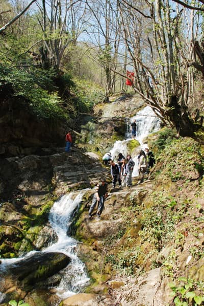 <p><font face="arial,helvetica,sans-serif" size="2">SAG&Uuml;SAD yetkililerinin bizimle&nbsp;paylaştığı s&ouml;yleşiyi sizlere aktarıyoruz;</font></p><p><font face="arial,helvetica,sans-serif" size="2"><strong><font size="4">Taşocağı istemiyoruz k&ouml;y&uuml;m&uuml;ze</font></strong>!<br />&nbsp;&nbsp;&nbsp;&nbsp;<br />&nbsp; <br />SAG&Uuml;SAD'ın (Sakarya G&uuml;zel Sanatlar Derneği) bu ayki gezisi Geyve'nin Akıncı K&ouml;y&uuml;'ne. Bir sorunu var k&ouml;y&uuml;n: Taşocağı. <br />Biri durdurulmuş, ama pusuda. İkinci de sırada. Aşağıda, &ccedil;alışır durumda olan eski ocağa şimdilik bir şey demiyorlar.<br />Kamuran Tan ve eşi Ayşe Tan'la &ouml;nceden s&ouml;zleştiğimiz yolağzında buluşuyoruz. Onu da minib&uuml;s&uuml;m&uuml;ze davet ediyoruz. Amacımız, epey yukarıdaki Akıncı K&ouml;y&uuml;'ne kadar yol boyunca kendisinden bilgi almak. <br /><font color="#333399">Yanımız y&ouml;remiz orman. Bir aya kalmaz, ağa&ccedil;lar yapraklanır, g&ouml;r&uuml;nmez olur yer. Sarı&ccedil;i&ccedil;ekler serpilmiş şimdilik g&ouml;r&uuml;nt&uuml;ye.<strong> İşte bahar!</strong></font> <br />Ta uzakta, eski k&ouml;y evlerinden k&uuml;&ccedil;&uuml;k k&uuml;meler. Havada <font color="#333399">&quot;sevin&ccedil;&quot;</font> var&hellip; </font></p><p><font face="arial,helvetica,sans-serif" size="2">Kamuran Tan, polis emeklisi&hellip; &Ouml;zel g&uuml;venlik g&ouml;revlisi yetiştiriyor şimdi. Eğitmen. Konuşmasından da belli&hellip;<br />&mdash;<font color="#333399"> &quot;Bizim &ccedil;izdiğimiz yol haritasındaki hedefimiz, bu g&uuml;zelliklerin tarihi miras kimliğine b&uuml;r&uuml;nmesiydi. Umuyoruz ki sizlerin de desteğiyle başaracağız.</font> <br /><br />Şuralara y&uuml;zlerce, hatta binlerce s&ouml;ğ&uuml;t, kavak, &ccedil;ınar ağacı diktik, imece usul&uuml;yle. Ne yazık ki durduramadık. Heyelan h&acirc;l&acirc; devam ediyor.&quot; <br />Kamuran Bey, 2002 yılından beri bu k&ouml;ydeymiş. Aslında Akyazılı. Emekli olunca buraya yerleşmiş. <br />&mdash; <font color="#333399">&quot;Buranın coğrafyası, ger&ccedil;ekten d&uuml;nya harikası&hellip; Endemik bitki &ccedil;eşitliliği bakımından &ccedil;ok zengin bir b&ouml;lge. Yaşanacak yer burası. <strong>Heyelanlara rağmen, aşağıdaki taşocağının faal olmasına rağmen&hellip;</strong> Taşocağına izin verilirse başka bir tehlike daha bekliyor bizleri&hellip; Şu g&ouml;rd&uuml;ğ&uuml;n&uuml;z temel, bir tavukhane temeli. Burada 99 depreminden &ouml;nce haziran ayında bir sel oluyor. B&ouml;lge &ccedil;ok kuvvetli yağmurlar alan bir b&ouml;lge. Buradaki binayı sel alıyor, D&ndash;125 karayoluna s&uuml;r&uuml;kl&uuml;yor, yol saatlerce trafiğe kapalı kalıyor. Kısa s&uuml;re de olsa Sakarya Nehri'ni tersine akıtıyor. Bu olay resmi kayıtlarda var. <strong>Yani buradaki ağa&ccedil;larla oynanırsa sadece heyelan değil, sel tehlikesi de artacak.&nbsp; </strong>K&ouml;y&uuml;m&uuml;z 7 mahalle. B&uuml;t&uuml;n mahallelerde eski yapıları g&ouml;rmek m&uuml;mk&uuml;n.&nbsp; Okulumuz yok. Taşımalı eğitime tabiyiz. &Ccedil;ocuklarımızı Alifuatpaşa'ya g&ouml;nderiyoruz.&quot;</font> </font></p><p><font face="arial,helvetica,sans-serif" size="2">İlerde solda bir &ccedil;eşme var orada duracağız.&nbsp; Bayağı eski bir evin &ouml;n&uuml;ndeyiz.<br />&mdash; <font color="#333399">&quot;Buralarda 24 saat insan yaşadığını biz anlatamıyoruz. L&uuml;tfen siz anlatın.&quot;</font> diyor Kamuran Bey. <br /><br />&Ccedil;ok dost&ccedil;a, &ccedil;ok renkli bir karşılama&hellip; &Uuml;&ccedil; kuşak bir arada. Fotoğraf &ccedil;ekmemizi bekliyorlar. K&ouml;yleri taşocağına kurban edilmesin istiyorlar. Bilin&ccedil;liler. Epey konuşmuş anlaşılan, Kamuran Tan. <br /><br />&Ccedil;ekiyoruz biz de. Ana kucağında bebekleri, &ccedil;ocukları, bastonlu dedeyi, pencereden bakan nineyi&hellip; <br /><br />Maksudiye'de organik tarım yapan arkadaşımız Berin Ert&uuml;rk, yolun alt yanındaki tuğla evi &ccedil;ok beğeniyor. Biz k&uuml;&ccedil;&uuml;kleri &ccedil;ekerken o da anneleriyle muhabbette:<br />&mdash; &quot;<font color="#333399">&Ccedil;ok eski bu ev herhalde. Ah, ben de b&ouml;yle tuğla bulsam da ev yaptırsam! Eski tuğla bunlar. Şimdikiler gibi i&ccedil;i boş değil. Rutubet yapmaz. Kolay ısıtırsın&hellip;&quot;</font> <br />&mdash; <font color="#333399">&quot;Depremden de korkmuyoruz biz bu evlerde. Buraları ev doluydu, depremde hepsi yıkıldı. Bunlara bir şey olmadı.&quot; <br /></font>&mdash; <font color="#333399">&quot;G&uuml;r&uuml;l g&uuml;r&uuml;l sular akıyor, ne g&uuml;zel!&quot;</font> diyorum.<br />&mdash; <font color="#333399">&quot;Bunlar kar suyu&quot;</font> diyor.<font color="#333399"> &quot;Bir ay sonra hi&ccedil; g&ouml;remezsin.&quot;</font> <br />Kuş cıvıltıları, &ccedil;ocuk sesleri&hellip; Miniminiler evin &ouml;n&uuml;ne dizilip bize poz veriyorlar<font color="#333399">. &quot;Niye geldiniz siz?&quot;</font> deyiveriyor biri, sıkkın. Demin kıkırdayıp duruyordun ya, yumurcak! </font></p><p><font face="arial,helvetica,sans-serif" size="2">Kamuran Bey, bize k&ouml;y&uuml;n en eski ikinci evinin i&ccedil;ini g&ouml;sterecek.<font color="#333399"> &quot;&Ccedil;ok enteresan &ouml;zellikleri var, g&ouml;receksiniz bakınca&quot;</font> diyor. Merak ediyoruz. Keşke galoş alsaydık yanımıza, diyoruz. Zor geliyor nedense, botların bağlarını &ccedil;&ouml;zmek. Bir merdivenden inip geniş bir odaya giriyoruz. İ&ccedil;erisi loş. K&uuml;&ccedil;&uuml;k pencereden vuran ışık, sedire oturmuş teyzenin y&uuml;z&uuml;n&uuml;n bir yanını aydınlatıyor&hellip; Elini &ccedil;enesine dayamış da dışarıyı seyrediyormuş&hellip; D&uuml;ş&uuml;ncelere dalmışmış. Bir de şuradaki sedire otursa&hellip; Oturuyor, neyse. Arkasındaki duvarda bir t&uuml;fek asılı&hellip; Bir de duvar halısı. G&uuml;zel kareler, g&uuml;zel&hellip; Bakır ibrik, kuzine&hellip; <br />Adını soruyorum teyzenin. Diyor ki<font color="#333399"> &quot;Hanife&quot;&hellip;</font><font color="#333399"> &quot;Hanife Tavşan!&quot;.</font> G&uuml;l&uuml;ş&uuml;yoruz. <br />&mdash; &quot;Yine gelin! Haydi, g&uuml;le g&uuml;le&hellip;&quot; </font></p><p><br /><font face="arial,helvetica,sans-serif" size="2">Şenol Ert&uuml;rk bize rehberlik yapıyor. Y&uuml;r&uuml;yoruz, o arabayla takipte. Yokuş yukarı yorulanı taşıyor. İki hafta &ouml;nce Sag&uuml;sad'a gelmişlerdi Kamuran Bey'le birlikte. Tanışmıştık.&nbsp; Arıcılık da yapılıyor k&ouml;yde. Yapılmaz mı b&ouml;yle yerde? <br /><br />&mdash; <font color="#333399">&quot;Fazla yaklaşmayın, arılar sokabilir. Arılar kızgın!&quot; <br /><br /></font>&lsquo;Galip Abi'yle tanıştırmak istiyor bizi Şenol. &lsquo;Masumiyetin simgesi' imiş. Evinin &ouml;n&uuml;nde duruyoruz. Eski evlerden değil. &Uuml;&ccedil; kardeşlermiş. Ablanın g&ouml;zleri &ccedil;ok g&uuml;zelmiş, <font color="#333399">&lsquo;boncuk gibi'</font>. O da gelip merdivene oturuyor<font color="#333399">. &quot;Hadi &ccedil;ekin bakalım&quot;</font> der gibi. <br />Şimdi <font color="#333399">&lsquo;kilise'</font> kalıntısını g&ouml;rmeye gidiyoruz, ama uzaktan. Yanına gitmek saatler s&uuml;rermiş. &Ouml;yleyse uzaktan ne g&ouml;r&uuml;p de &ccedil;ekeceğiz, pek se&ccedil;ilmiyor. <br />Tarihi eser, anıt ağa&ccedil;, su kaynakları&hellip; Akıncı K&ouml;y&uuml; Şelaleleri ve Vadilerinin Yaşatılması ve Korunması Derneği Başkanı Kamuran Tan, ne varsa hepsini mahkemenin &ouml;n&uuml;ne koymak istiyor.<font color="#333399"> &quot;İşte bunlardan dolayı taşocağı ruhsatı verilemez buraya&quot;</font> diyebilmek i&ccedil;in. <br />Bir yerde duruyoruz. <font color="#333399">&quot;Bu mahallenin tamamı, heyelan nedeniyle Alifuatpaşa'ya yerleştirildi.&quot;</font> diyor. Sonradan okudum. &lsquo;Sakarya İli &Ccedil;ED Raporu'nda da var. İlgili b&ouml;l&uuml;mde diyor ki: </font></p><p><font face="arial,helvetica,sans-serif" size="2"><font color="#333399">&quot;Geyve İl&ccedil;esine bağlı Akıncılar K&ouml;y&uuml;'nde 1971 yılında meydana gelen heyelan neticesinde k&ouml;y, Alifuatpaşa İl&ccedil;esinin hudutları i&ccedil;erisinde bulunan Akbaba mevkiine taşınmış ve 11 konut yapılarak hak sahiplerine verilmiştir.&quot;</font> (Kimi yerde &lsquo;Akıncılar' diye ge&ccedil;iyor k&ouml;y&uuml;n adı, ama doğrusu Akıncı imiş.)</font></p>
