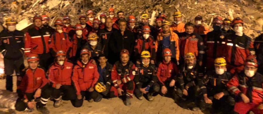 Sakarya'dan gittiler, 4 kişiyi enkazdan sağ çıkardılar