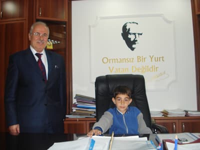 <font size="2"><font face="Arial"><strong>Ormanlara &Ccedil;&ouml;p Atanları Affetmeyin</strong><br /><br />Minik B&ouml;lge M&uuml;d&uuml;r&uuml;; Vedat Can DİLAVER&rsquo;in ilk emri etrafa ve ormanlara &ccedil;&ouml;p atanları affetmeyin oldu. 5. sınıf &ouml;ğrencisi Dilaver <font color="#333399">&ldquo;Ormanların kıymetini bilmeliyiz, orman yangınlarının olmaması i&ccedil;in tedbirler almalıyız, farklı t&uuml;r ağa&ccedil;lardan oluşan ormanlar oluşturmalıyız, &ccedil;ocuklara ormanları sevdirmeliyiz, belirli yerlerde piknik alanları oluşturarak halkın istifadesine sunmalıyız ve piknik ateşlerine dikkat etmeliyiz.&rdquo;</font> dedi </font></font>
