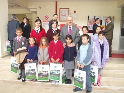 <font face="arial,helvetica,sans-serif" size="2">İl Milli Eğitim Şube M&uuml;d&uuml;r&uuml; Zafer Levent Soyhan, K&uuml;lt&uuml;r Koordinat&ouml;r&uuml; Cengiz &Ouml;zer, yarışmalarda dereceye giren &ouml;ğrenciler, okul y&ouml;neticileri, &ouml;ğretmenler ve velilerin katıldığı t&ouml;rende İl Milli Eğitim M&uuml;d&uuml;r&uuml; Murat Yazıcı başarılı olan &ouml;ğrencilere &ouml;d&uuml;llerini vererek tebrik etti.</font> <p><font face="arial,helvetica,sans-serif" size="2"><strong>Şiir Yarışması I. Kademe<br /></strong><br />Tuğ&ccedil;e Haldızoğlu (Ahmet Akko&ccedil; İlk&ouml;ğretim Okulu)<br />Melek Eyl&uuml;l Yarış (&Ouml;zel Sakarya Eğitim Kurumları )<br />Berna Bah&ccedil;ekapılı (Arifiye Bekir Sıtkı Durgun İlk&ouml;ğretim Okulu)</font></p><p><font face="arial,helvetica,sans-serif" size="2"></font></p>