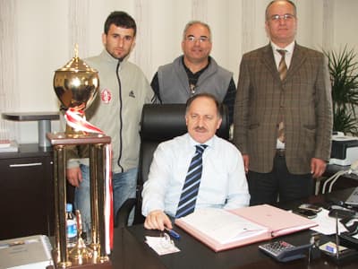 Kupalarını da Alıp Ziyarete Geldiler