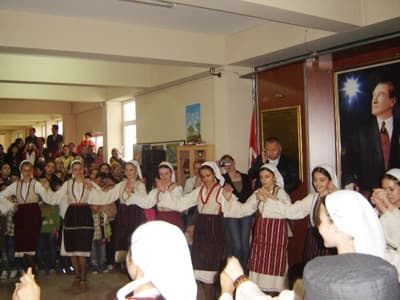 Makedon Öğrenciler Gözyaşları Arasında Uğurlandı
