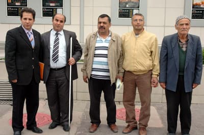 <font face="Arial" size="2">Sakarya'nın marka bir şehir olması i&ccedil;in &ouml;ncelikle &ouml;z&uuml;rl&uuml;lerin rahat&ccedil;a yaşayabileceği, dolaşabileceği, t&uuml;m yapılarıyla &ouml;z&uuml;rl&uuml;lere uygun bir şehir olması i&ccedil;in belediyelere b&uuml;y&uuml;k g&ouml;revler d&uuml;şt&uuml;ğ&uuml;n&uuml; belirten Başkesen, ş&ouml;yle konuştu: &quot;Biz engelli bireyler Sakarya'mızın marka şehir olması i&ccedil;in toplumsal ve bireysel hakların engelliler a&ccedil;ısından da eşit kullanımı a&ccedil;ından 5378 sayılı &ouml;z&uuml;rl&uuml;ler kanununun 50. maddesinden sonra gelen ge&ccedil;ici 2. ve 3. maddelerinde 'Kentlerimizin &ouml;z&uuml;rl&uuml;ler i&ccedil;in erişilebilir ve engelsiz bir yaşam alanı haline getirilmesi' kamu kurum ve kuruluşlarına ait mevcut resmi yapılar, mevcut t&uuml;m yol, kaldırım, yaya ge&ccedil;idi, a&ccedil;ık ve yeşil alanlar, spor alanları ve benzeri sosyal ve k&uuml;lt&uuml;rel alt yapı alanları ile ger&ccedil;ek ve t&uuml;zel kişiler tarafından yapılmış ve umuma a&ccedil;ık hizmet veren her t&uuml;rl&uuml; yapıların &ouml;z&uuml;rl&uuml;lerin erişebilirliğine uygun duruma getirilmesi, b&uuml;y&uuml;kşehir belediyeleri ve belediyeler, şehir i&ccedil;inde kendilerince sunulan ya da denetimlerinde olan toplu taşıma hizmetlerinin &ouml;z&uuml;rl&uuml;lerin erişilebilirliğine uygun olması i&ccedil;in gereken tedbirler alınmalı.&quot;<br /><br />Başkesen, konuşmasında, bu konularda adı ge&ccedil;en kanunun y&uuml;r&uuml;rl&uuml;ğe girdiği tarihi hatırlatarak s&ouml;zlerini ş&ouml;yle tamamladı:</font><font color="#333399"><font face="Arial" size="2"> &quot;Sakarya B&uuml;y&uuml;kşehir Belediye Başkanı Zeki To&ccedil;oğlu başta olmak &uuml;zere t&uuml;m belediye başkanlarımızı da kanunda belirtilen ulaşılabilirlik alanındaki y&uuml;k&uuml;ml&uuml;l&uuml;klerini vakit kaybetmeden yerine getirmelerini talep etmekteyiz.&quot;</font><br /></font>