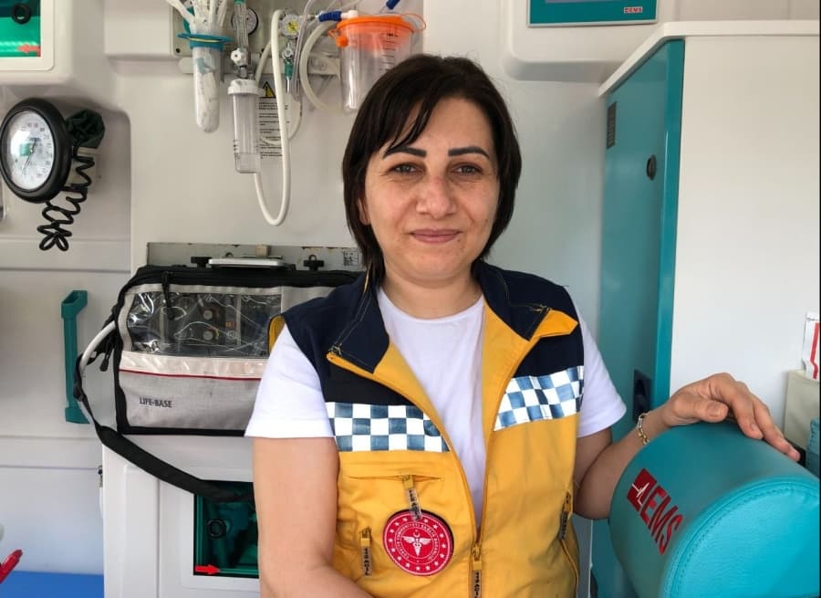 <p>Acil tıp teknisyeni Nurg&uuml;l &Ccedil;alık, &quot;Erenler&rsquo;de 88 yaşındaki erkek hastamızın evine gittik. Oradaki m&uuml;dahale sonrasında ambulansa aldık. Ambulansta damar yolu a&ccedil;ılırken hastanın yorganından 10 bin TL civarında para bizim ayağımıza d&uuml;şt&uuml;. Biz hastamızın sevkini Sakarya Eğitim ve Araştırma Hastanesine sağladık, o sırada d&uuml;şen parayı da hastane polisine teslim ettik&quot; dedi.<br />
&nbsp;</p>