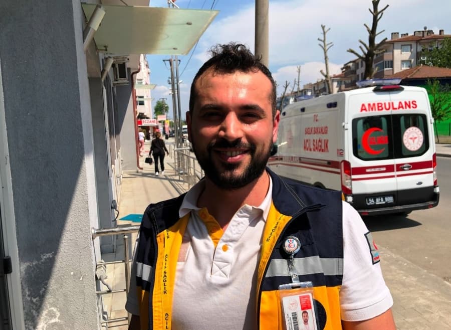 <p>Ara&ccedil; s&uuml;r&uuml;c&uuml;s&uuml; Yasin Muti ise &quot;Hastaya m&uuml;dahale sırasında arka tarafta para d&uuml;şm&uuml;ş, arkadaşlarım bana verdi, bizde sonra tutanakla hastane polisine teslim ettik. Yolda da d&uuml;şebilirdi, taşıma esnasında ya da hastanede de d&uuml;şebilirdi. En azından bizim elimize d&uuml;şt&uuml; ki bizde parayı teslim ettik. Vatandaşlar bize sadece canını değil malını da teslim etmiş oluyor&quot; diye konuştu.</p>