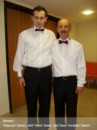 <p><font size="2"><font face="arial,helvetica,sans-serif"><strong>Konseri Sakaryalı Sanat&ccedil;ı Akif Yener sundu.</strong></font></font></p><p><font size="2"><font face="arial,helvetica,sans-serif">Sakarya B&uuml;y&uuml;kşehir Belediye Bandosu 4 tane misafir olmak &uuml;zere 23 sanat&ccedil;ı ile konser verdi. Şef Cevat Yurdakul&rsquo;un y&ouml;netimindeki konsere, Fl&uuml;tte Sibel &Ccedil;elik, Ritm Gitar da Serdar Hızal, Bas Gitarda G&ouml;khan Al ve Klavyede Caner Tokyay misafir sanat&ccedil;ı olarak katıldı. Enstrumanların y&uuml;zde 90&rsquo;ı metalden oluşmakta; bir ağa&ccedil;, iki telli, bir de tuşlu enstruman mevcut. Konser, Sakaryalı Sanat&ccedil;ı Akif Yener&rsquo;in sunumuyla ayrı bir renk ve anlam kazandı, aynı zamanda kendisi konserde Tenor&rsquo;la icracı olarak bulundu.</font></font></p><p><font size="2"><font face="arial,helvetica,sans-serif"><strong>Şef, Cevat Yurdakul tarafından y&ouml;netildi</strong></font></font></p><font size="2"><font face="arial,helvetica,sans-serif">Cevat Yurdakul, 1951 doğumlu, evli ve 2 &ccedil;ocuk babası. 34 yıl silahlı kuvvetlerde g&ouml;rev aldıktan sonra emekli oldu. D&uuml;nyanın bir&ccedil;ok &uuml;lkesinde armoni, flarmoni ve senfoni konserleri verdi.yaklaşık 2 yıldır Sakarya B&uuml;y&uuml;kşehir Belediye Bandosu şefi olarak bandoya başarılar kazandırmakta. <br /><br /><font face="arial,helvetica,sans-serif" size="2"><strong>Konser B&uuml;y&uuml;ledi&hellip;</strong></font></font></font><font size="2"><font face="arial,helvetica,sans-serif"> <p><font size="2"><font face="arial,helvetica,sans-serif">Sakarya B&uuml;y&uuml;kşehir Belediyesi Bandosu'nun, AKM ve AFA Tiyatro Salonu'nda verdiği konser alışılmışın dışında dakikalarca ayakta alkışlandı. Yaklaşık 1 yıl s&uuml;ren hazırlık sonrası meydana gelen konserde; D&uuml;nya klasikleri, Flemengo, T&uuml;rk klasikleri ve film m&uuml;ziklerinden oluşan 13 eseri &ouml;zenle icra eden B&uuml;y&uuml;kşehir Belediyesi Bandosu, izleyenlere m&uuml;zik ziyafeti sundu. Repertuar ; One Moment İn time, Pantom Opera, Tuna Valsi, Desparado, Lion King, Sambatina, Kendi k&uuml;lt&uuml;r&uuml;m&uuml;ze T&uuml;rk Tasavvuf m&uuml;ziğine ait olan Yunus emre, Şeyh Şamil&rsquo;den Azeri halk şarkıları,Raki, Swat, Pembe Panter, Just Suit, Ney nanana eserlerinden oluştu.</font></font></p></font></font>
