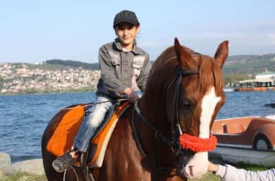 <p><font face="arial,helvetica,sans-serif" size="2">Hipodromda yarışırken ayağından sakatlanan 'Tertip' adlı İngiliz atını 15 bin TL'ye, yine aynı şekilde ayağından sakatlanan 'Serka' adlı Arap atını ise 5 bin TL'ye satın aldığını kaydeden Badışoğlu, tedavi ettikleri atları arazi koşullarında kondisyon y&uuml;kleyerek yarışlara hazırladıklarını ifade etti. Elinde 4 Arap 2 de İngiliz atı olduğunu dile getiren Badışoğlu, hipodromlarda yarıştırdıkları atlarla boş zamanlarda turistleri gezdirerek para kazandıklarını s&ouml;yledi. Badışoğlu, bu şekilde atların yem parasını &ccedil;ıkardıklarını belirtti. </font></p><p><font face="arial,helvetica,sans-serif" size="2"></font></p><p><font face="arial,helvetica,sans-serif" size="2"><strong>15 YAŞINDA ATLARI YARIŞLARA HAZIRLIYOR</strong> </font></p><p><font face="arial,helvetica,sans-serif" size="2"></font></p><p><font face="arial,helvetica,sans-serif" size="2">İyileştirilen atları yarışlara hazırlayan 15 yaşındaki Mehmet Salih Badışoğlu, at binmeye 7 yaşında başladığını s&ouml;yledi. Atları &ccedil;ok sevdiğini kaydeden Badışoğlu, at sevgisi y&uuml;z&uuml;nden ilk&ouml;ğretim 8. sınıfta okulu bıraktığını ifade etti.</font></p>