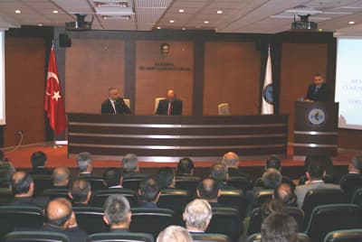 <font face="Arial" size="2" color="#000000"><strong>Parlayan Yıldız T&uuml;rkiye</strong></font> <p><font face="Arial" size="2">ABD&rsquo;de Morgate emlak krizi ile başlayan ve t&uuml;m d&uuml;nyaya yayılan ekonomik kriz ile ilgili g&ouml;r&uuml;nen manzaranın 2009 yılının ilk &uuml;&ccedil; aylık d&ouml;nemine bakıldığında beklenenden daha iyi olduğunu belirten &Ouml;zdemir, yine 2009 yılının ikinci yarısından sonra iyileşme d&ouml;neminin başlayacağı g&ouml;r&uuml;ş&uuml;n&uuml;n hakim olduğunu ve bu g&ouml;r&uuml;ş&uuml;n yaygınlaşmasının reel sekt&ouml;r&uuml; olumlu y&ouml;nde etkilediğini, piyasaların canlanmaya başladığını da s&ouml;zlerine ekledi.</font></p><p><font face="arial,helvetica,sans-serif" size="2">Ko&ccedil; Holding Dayanıklı T&uuml;ketim Grup Başkanı Sayın A. G&uuml;nd&uuml;z &Ouml;zdemir, T&uuml;rkiye&rsquo;nin gelişmekte olan bir &uuml;lke olduğunu ve gelecek d&ouml;nemlerin parlayan yıldızlarından biri olacağını ifade ederek <font color="#333399">Brezilya, Rusya, Hindistan ve &Ccedil;in&rsquo;den oluşan BRIC &uuml;lkelerinden biri olmaya aday olduğunu belirtti</font>. &Ouml;zdemir ayrıca, T&uuml;rkiye&rsquo;deki bankacılık sekt&ouml;r&uuml;n&uuml;n 2001 krizi ile birlikte disipline edildiğini, bankacılık sekt&ouml;r&uuml;n&uuml;n sağlam olmasının bug&uuml;n d&uuml;nyada yaşanan krizi &uuml;lkemizin bir felakete uğramadan yaşadığını aksi halde T&uuml;rkiye&rsquo;nin b&ouml;yle bir global krizden &ccedil;ıkmasının m&uuml;mk&uuml;n olmayacağını dile getirdi.</font></p>
