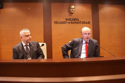 <strong><font face="Arial" size="2">Durum Hem Sevindirici, Hem de Tedirgin Edici</font></strong> <p><font size="2"><font face="Arial">Yaşanan kriz d&ouml;neminde beyaz eşya sekt&ouml;r&uuml;n&uuml;n tek başına ayakta kalmaya &ccedil;alıştığını, şu an ki durumun hem sevindirici hem de tedirgin edici olduğunu belirten &Ouml;zdemir, <font color="#333399">Ocak 2009 da t&uuml;keticilerin temkinli ve satın alma kararlarını erteleyen bir davranış i&ccedil;ersine girmelerinin GSİHY&rsquo;nin d&uuml;şmesine neden olduğunu, işsizliğin arttığını ve bu durumun yaşanan krizin etkilerini iki misli artırdığını, t&uuml;ketimin olduk&ccedil;a daralmış olmasından dolayı fazlasıyla karamsar bir durumda olan reel sekt&ouml;r ve buna bağlı olarak beyaz eşya sekt&ouml;r&uuml;n&uuml;n bug&uuml;n geldiği noktanın tahmin edildiği kadar k&ouml;t&uuml; olmadığını hatta umut vaat ettiğini,&nbsp;devlet teşviklerinin ve sunulan fırsatların istikbal kaygısı taşıyan t&uuml;keticiler tarafından &ccedil;ok iyi değerlendirilerek piyasanın canlanmasına katkı sağlandığını belirtti. </font></font></font></p><p><font face="arial,helvetica,sans-serif" size="2">S&ouml;z konusu global krizin beyaz eşya &uuml;zerindeki etkilerinin azaltılması i&ccedil;in arz talep dengesinin sağlanması gerektiğini belirten &Ouml;zdemir, 2009 yılında beyaz eşya pazarının %20 civarında k&uuml;&ccedil;&uuml;leceğini ve bu tahmini rakamın devlet desteklerinin devam etmesi halinde %15&rsquo;e inebileceğini dile getirdi.</font></p>