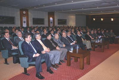 <strong><font face="Arial" size="2">Moral ve Motivasyon &Ccedil;ok &Ouml;nemli</font></strong> <p><font face="Arial" size="2">D&uuml;nyada krizle birlikte yaşanan değişim s&uuml;reci ile birlikte tarım sekt&ouml;r&uuml;n&uuml;n b&uuml;y&uuml;k bir y&uuml;kselişe ge&ccedil;eceğini ve bu y&uuml;kselişte T&uuml;rkiye&rsquo;nin avantajlı olduğunu ifade eden &Ouml;zdemir, global kriz ortamında reklam ve tanıtım sekt&ouml;r&uuml;n&uuml;n ve t&uuml;ketici ve &uuml;reticilerin moral ve motivasyonunun &ccedil;ok &ouml;nemli olduğunu da s&ouml;zlerine ekledi.</font></p><p><font face="arial,helvetica,sans-serif" size="2"><font color="#333399">&ldquo;Elbetteki bu s&uuml;re&ccedil; sonunda pastanın ne kadar olduğu belli olduğu i&ccedil;in pastadan alınan paylar bazılarına yetmeyebilir ve piyasadan elenmeler olabilir&rdquo;</font> diye konuşan &Ouml;zdemir, kriz s&uuml;recinin ardından sekt&ouml;r&uuml;n kayıplar da vereceğini ifade etti. 2010 yılının, 2009 yılında daha iyi olacağını ve krizin nispeten aşılmış olacağını ve<font color="#333399"> 2011 yılının T&uuml;rkiye i&ccedil;in bir parlama yılı olacağını belirtti.</font> Ertelenen talepler ve yapılmış konut stoklarının piyasada satılmaya başlaması ile&nbsp; ekonomik olarak b&uuml;y&uuml;k bir patlama yaşanacağını ve bunun direkt olarak beyaz eşya sekt&ouml;r&uuml;n&uuml;n &ccedil;ok olumlu etkileyeceğini ifade etti. </font></p><p><font face="arial,helvetica,sans-serif" size="2">S&ouml;z konusu toplantı sekt&ouml;rde faaliyet g&ouml;steren firma temsilcilerinin soruları ve bu soruların cevaplanması ile sona erdi. </font></p>