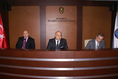 <p><font face="arial,helvetica,sans-serif" size="2"><strong>BİROL &Ouml;NER (MECLİS &Uuml;YESİ)</strong></font></p><p><font face="arial,helvetica,sans-serif" size="2">Kentsel D&ouml;n&uuml;ş&uuml;m Projesi ile D&ouml;rtyol Sanayi &Ccedil;arşısı'nın yeniden yapılandırılması hususunda ve ticari hayatı tamamen ilgilendiren bir projenin kamuoyunun bilgisi olmadan uygulanmaya konmasının doğru olmadığını, SATSO&rsquo;nun da projenin hazırlanma aşamasında s&ouml;z sahibi olmasının &uuml;yelerinin kazancına bir hareket olacağını belirtti. <br /><br />&Ouml;ner ayrıca, bu konuda belediyenin tek başına proje hazırlamasının, binlerce t&uuml;ccar ve sanayicinin faaliyet g&ouml;sterdiği b&ouml;lgede kimseye danışılmadan&nbsp;proje y&ouml;netilmesinin &ccedil;ok yanlış olduğunu, SATSO&rsquo;nun bu projenin hazırlanmasında da s&ouml;z sahibi olması gerektiğini ifade etti. </font></p><p><font face="arial,helvetica,sans-serif" size="2"><strong>MELİH KAYKAYOĞLU (MECLİS &Uuml;YESİ)</strong></font></p><p><font face="arial,helvetica,sans-serif" size="2">D&ouml;rtyol Sanayi &Ccedil;arşılarını birbirine bağlayan kavşağının a&ccedil;ılmasının se&ccedil;imlerden &ouml;nce vaat edilmesine rağmen hala trafiğe a&ccedil;ılmamış olmasından duyduğu rahatsızlığı dile getirerek şu anda kavşağın a&ccedil;ılmasının zora girdiğini, yerel basından haberleri takip ettiklerini ve bu konunun acilen a&ccedil;ıklığa kavuşturulması gerektiğini ifade etti. <br /><br />Kaykayoğlu ayrıca, kentsel d&ouml;n&uuml;ş&uuml;m projesi ile ilgili olarak, projenin uygulanacağı alanlarda yaşayan ve faaliyet g&ouml;steren insanlara gerekli bilgiler verilmesi gerektiğini ve SATSO&nbsp;da bu konuda gerekli girişimlerde bulunması gerektiğini belirtti. Burada faaliyet g&ouml;steren &uuml;yelerin haklarının g&ouml;zetilmesini istediklerini ve alınan kararlarda kendilerine de danışılması gerektiğini dile getirdi. Sakarya&rsquo;da resmi kurumlarda t&uuml;ccar ve sanayiciyi ilgilendiren konularda kararlar alınırken SATSO&rsquo;ya danışılması ve SATSO&rsquo;nun &uuml;yelerinin aleyhine olan gelişmelere&nbsp; m&uuml;dahale etmesi gerektiğini ifade etti.&nbsp;</font></p>