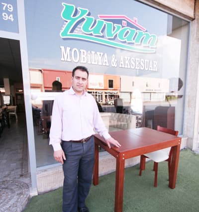 <font face="Arial" size="2" color="#000000"><strong>ASEM'deki Kaliteli &Uuml;r&uuml;nler Ucuza Alınır</strong></font><br /><font size="2"><font face="Arial">&nbsp;<br />Yuvam Mobilya'dan Burhan Karaca ise şunları ilave etti; <font color="#333399">&quot;Altınova Hastanesi'ne gelen dolmuşlar eğer ASEM'e girerse halkımız ayağının dibindeki imkanı g&ouml;rm&uuml;ş olur, b&ouml;ylece pahalıya almak yerine ASEM'deki kaliteli &uuml;r&uuml;nleri ucuza alır&quot;</font></font></font> <p><font face="arial,helvetica,sans-serif" size="2" color="#333399"><strong>SakaryaRehberim.com olarak bizlerde şehrimiz i&ccedil;in değerli bir oluşum olan ASEM &ccedil;arşısına y&ouml;neticilerden destek bekliyoruz. Biliyoruz ki şehrimize yapılan hizmet tekrar bizlere geri d&ouml;necektir.</strong></font></p>