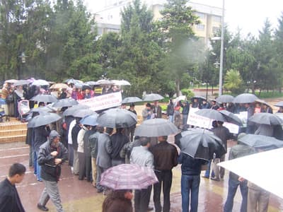 <font face="Arial" size="2">Onlar i&ccedil;in, baş&ouml;rt&uuml;l&uuml; bir bayan, Allah&rsquo;ı otorite g&ouml;rmesi dolayısıyla, her t&uuml;rl&uuml; fesadın, haksızlığın karşısında duran, ahlaksızlığa savaş a&ccedil;mış <font color="#333399">&lsquo;zararlı&rsquo;</font> bir bireydir. Bu zihniyete sahip kimseler, huzuru ve adaleti asla sevmezler&hellip; Adaletin temsilcilerini ise hi&ccedil; sevmezler&hellip; &Ccedil;&uuml;nk&uuml;, adaletin temsilcileri, kendi kendilerine h&uuml;k&uuml;mranlık rol&uuml; bi&ccedil;en bu kimseleri rahatsız etmektedirler.<br /><br />Bizler, saflardaki bu ayrışmalara daha da sevinmeliyiz. &Ccedil;&uuml;nk&uuml;, bizden değil dediğimiz kimselerin bizi temsil etmelerini a&ccedil;ıklamanın zorluklarını &ccedil;ekmekten kurtulacağız demektir. O halde şunu bir kez daha haykırmalıyız:<font color="#333399"> &ldquo;Biz Hakkın taraftarları, adaletin savunucularız. Ve bu &uuml;lkede, bizim değerlerimizi &ccedil;iğnemek isteyen, bizim haklarımızı elimizden almak isteyen herkesin karşısında dik bir şekilde duracağız. Asla dilencilik yapmayacağız&hellip; Biz, arkamızı Hakka dayadık ve ondan başka otorite ve yardım mercii tanımayız&rdquo;.<br /></font><br />Herkes bilmelidir ki, baş&ouml;rt&uuml;s&uuml; bizim vazge&ccedil;ilmezimizdir. Biz, bu hakkımızı asla bizim olmayan s&ouml;ylemler &uuml;zerinden tanımlamıyoruz. Baş&ouml;rt&uuml;s&uuml; Rabbimizin bir emridir ve biz, t&uuml;m m&uuml;cadelemizi, bu d&uuml;ş&uuml;nce &uuml;zerinden pratiğe aktarma derdindeyiz.<br /><br /><strong><font color="#333399">O halde gelin, her zaman haykırdığımız sloganımızı bir kez daha y&uuml;ksek sesle haykıralım: &ldquo;DİRENE DİRENE KAZANACAĞIZ&rdquo;&hellip;</font></strong></font>