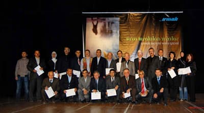 <strong><font face="Arial" size="2">Irmak ile Hoşgeldiniz</font></strong> <p><font face="Arial" size="2">Gecenin sunucusu Yahya Bakır&rsquo;ın Sait Faik&rsquo;ten okuduğu<font color="#333399"> &ldquo;Deli&ccedil;ay&rdquo;</font> ve Faik Baysal&rsquo;dan okuduğu <font color="#333399">&ldquo;Unutamıyorum &ndash; 1921&rdquo;</font> şiirlerinin ardından, dergi genel yayın y&ouml;netmeni Fahri Tuna, Irmak adlı 4 yaşındaki bir kızla sahneye &ccedil;ıkarak geceye katılanlara <font color="#333399">&ldquo;hoş geldiniz&rdquo;</font> dedi. Derginin kurucu yazı işleri m&uuml;d&uuml;r&uuml; Şair Yılmaz G&uuml;ney&rsquo;in <font color="#333399">&ldquo;Direniş&rdquo;</font> şirinin ardından bazı Irmak Dergisi'nden Yusuf Mısırlıoğlu, Halit &Ccedil;elikoğlu, &Ouml;mer Emecan şiirlerini okudular. Mustafa Turan, R&uuml;stem Budak, İbrahim A&ccedil;ılan, M&uuml;jgan Zaman, Hasan Sağlam, Rasim Soylu, Cemil Meri&ccedil; Sosyal Bilimler Lisesi &ouml;ğrencilerinden Tuğba &Ouml;zt&uuml;rk&rsquo;&uuml;n Irmak hatıralarını anlattığı, zaman zaman kahkahalarla kesilen veda gecesinde, d&uuml;nyaca &uuml;nl&uuml; &ccedil;izer ve Irmak Dergisi genel sanat y&ouml;netmeni Osman Suroğlu&rsquo;nun perdedeki karikat&uuml;r g&ouml;sterisi b&uuml;y&uuml;k alkış aldı.</font></p>