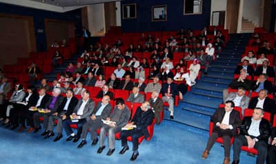 <p><font face="arial,helvetica,sans-serif" size="2"><strong><font color="#000000">Sanatsız Edebiyatsız Bir Vilayet D&uuml;ş&uuml;n&uuml;lemez&nbsp;</font></strong><br /></font><font face="arial,helvetica,sans-serif" size="2"><br />Gecenin son b&ouml;l&uuml;m&uuml;nde ise Irmak Dergisine 100 sayı s&uuml;resince maddi/manevi katkılar sunan kurum ve kişilere teşekk&uuml;r belgeleri, dergini kurucu yazı işleri m&uuml;d&uuml;r&uuml; Yılmaz G&uuml;ney tarafından takdim edildi. Ardından ise 575 kişi arasından se&ccedil;ilen 40 yazarın/şairin eserlerinden oluşturulan &ldquo;<font color="#333399">suya bırakılan yazılar&rdquo;</font> kitabında eserleri olanlara Sakarya Valisi H&uuml;seyin Atak tarafından katkı belgeleri takdim edildi. Vali Atak, <font color="#333399">&ldquo;Sakarya&rsquo;mızın zengin k&uuml;lt&uuml;r&uuml;n&uuml; yansıtan b&ouml;yle g&uuml;zel bir dergiye katkıda bulunanlara &ccedil;ok teşekk&uuml;r ediyorum. Sanatsız edebiyatsız bir vilayet d&uuml;ş&uuml;n&uuml;lemez, biz de devlet olarak bu t&uuml;r kurum ve kuruluşların daima yanında olacağız&rdquo;</font> dedi. </font></p>