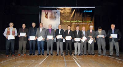 <p><font face="arial,helvetica,sans-serif" size="2">Gece, Sakaryalı sanat&ccedil;ı Serpil Aktaş&rsquo;ın seslendirdiği Sakarya Nehri etrafındaki illerden Afyon <font color="#333399">(Karahisar kalesi yıkılır gelir</font>), K&uuml;tahya<font color="#333399"> (Elif dedim be dedim),</font> Eskişehir <font color="#333399">(Halkalı Şeker),</font> Ankara<font color="#333399"> (Fidayda),</font> Bilecik<font color="#333399"> (S&ouml;ğ&uuml;d&uuml;n Erenleri),</font> Bolu<font color="#333399"> (Siyah giyme s&ouml;z olur)</font> ve Sakarya<font color="#333399"> (Elmayı top top yapalım)</font> t&uuml;rk&uuml;lerinden oluşan halk m&uuml;ziği konseri ile sona erdi.</font></p><p><font face="arial,helvetica,sans-serif" size="2">Geceye katılanlara &ccedil;ıkışta Irmak&rsquo;ın 100. sayısı hediye edilirken, izleyicilerin derginin devamından yana g&ouml;r&uuml;ş belirttikleri &ouml;ğrenildi.</font></p>