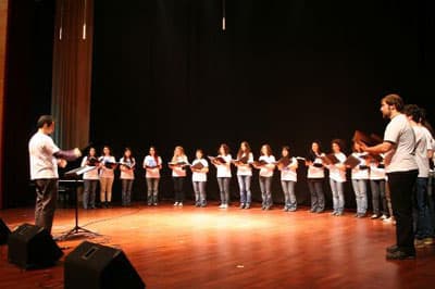 <p><font face="arial,helvetica,sans-serif" size="2">Sakarya &Uuml;niversitesi T&uuml;t&uuml;n Kontrol&uuml; Koordinasyon Kurulu Başkanı Yrd. Do&ccedil;. Dr. Pınar Pazarlı ise gen&ccedil;lerin sigara i&ccedil;meye yatkın olduğu dolayısıyla bu konuda ne kadar erken bilin&ccedil;lendirme yapılırsa o kadar verimli sonu&ccedil;lar alınacağını s&ouml;yledi. Pazarlı şu bilgileri verdi: <font color="#333399">&quot;Konser boyunca verilen sloganlarla desteklenmesi &ccedil;ok etkili oldu. &Ccedil;&uuml;nk&uuml; her 6 saniyede 1 kişi sigaradan &ouml;lmektedir. Pasif i&ccedil;icilerin de bir o kadar aynı zararla karşı karşıya olduğu a&ccedil;ıktır. 19 Temmuz'da ikinci evresi y&uuml;r&uuml;rl&uuml;ğe girecek sigara yasasıyla da &ccedil;ok daha sağlıklı ve bilin&ccedil;li bir toplum oluşacağına inanıyoruz. Mesajlarımızı gen&ccedil;leri sıkmadan ve eğlenceli bir şekilde paylaşmak i&ccedil;in bu konserden daha doğru bir ara&ccedil; olamazdı. Bu y&ouml;ntem gen&ccedil;ler &uuml;zerinde olduk&ccedil;a etkili oluyor.&quot;</font> </font></p>