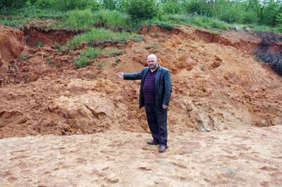 <strong><font face="Arial" size="2" color="#000000">Devlet Su İşleri'ni Mahkemeye Verdim</font></strong> <p><font size="2"><font face="Arial">Karasu'nun Kuzuluk Mahallesi'nde yaşayan S&uuml;leyman Mucin, su hattı i&ccedil;in a&ccedil;ılan, daha sonra borular d&ouml;şendikten sonra kapatılan alanlarda toprak kaymaları meydana geldiğini s&ouml;yledi. Toprak kayması nedeniyle fındık bah&ccedil;esinin zarar g&ouml;rd&uuml;ğ&uuml;n&uuml; anlatan Mucin, <font color="#333399">&quot;Toprak kayması sebebiyle 14 d&ouml;n&uuml;ml&uuml;k fındık bah&ccedil;emin b&uuml;y&uuml;k bir b&ouml;l&uuml;m&uuml; zarar g&ouml;rd&uuml;. Bu nedenle Devlet Su İşleri'ni (DSİ) mahkemeye verdim. Her yağmurda toprak iyice kayıyor. Tarlamın &uuml;st kısmında bulunan evimin de zarar g&ouml;rmesinden korkuyorum.&quot;</font> dedi.<br /><br />DSİ'den yetkililerin heyelanın olduğu alanda incelemede bulunduğunu ifade eden Mucin, şimdiye kadar hi&ccedil;bir &ouml;nlem alınmadığına dikkat &ccedil;ekti. </font></font></p>