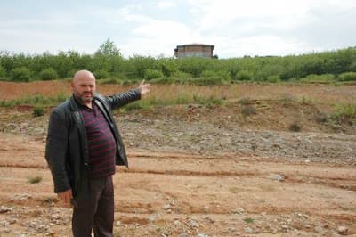 <strong><font face="Arial" size="2">Bu Yıl Sonuna Kadar Tamamlanacak</font></strong> <p><font face="Arial" size="2">DSİ 14. B&ouml;lge M&uuml;d&uuml;rl&uuml;ğ&uuml; yetkilileri ise heyelanın olduğu b&ouml;lgelerde teknik &ccedil;alışmaların yapıldığını, sorunun en kısa s&uuml;rede &ccedil;&ouml;z&uuml;leceğini belirtti. Yetkililer, heyelanın durdurulması i&ccedil;in istinat duvarı ve zarar g&ouml;ren alanların rehabilasyon işlemlerinin yapılacağını ifade etti. Yetkililer, &ccedil;alışmaların bu yıl sonuna kadar tamamlanacağını kaydetti. <br /></font></p>