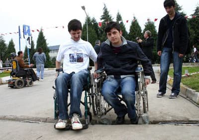 <font face="Arial" size="2" color="#000000"><strong>Engellilerin Yaşadıkları Sorunlar</strong></font> <p><font face="Arial" size="2">SA&Uuml; Makina M&uuml;hendisliği B&ouml;l&uuml;m&uuml; &ouml;ğretim &uuml;yesi Yrd.Do&ccedil;.Dr. Yavuz Soydan, etkinliğin amacının engellilerin g&uuml;nl&uuml;k hayatta &ouml;zellikle şehir i&ccedil;inde ulaşımda karşılaştıkları problemleri, diğer engelsiz sağlam insanlara yaşayarak ve hissederek anlatmaya &ccedil;alışmak olduğunu vurguladı.<br /><br />Etkinlikle engelliler konusunda toplumsal duyarlılığı artırmak istediklerini bildiren Soydan;<font color="#333399"> &quot;Normal sağlam insanları engellilerin kullandığı tekerlekli sandalyeye bindiriyoruz. Değişik ortamlarda &ouml;rneğin; bankada karşılaştığı engeli, telefon a&ccedil;arken karşılaştığı engeli, caddeden ve kaldırımdan ge&ccedil;erken karşılaştığı engelleri yaşayarak birebir g&ouml;stermek istedik. Bunun i&ccedil;in kamp&uuml;ste yapay engeller oluşturduk. Yapay engeller genelde b&uuml;t&uuml;n şehirlerde engellilerin yaşadıkları sorunlar.&quot; </font>şeklinde konuştu.</font></p>